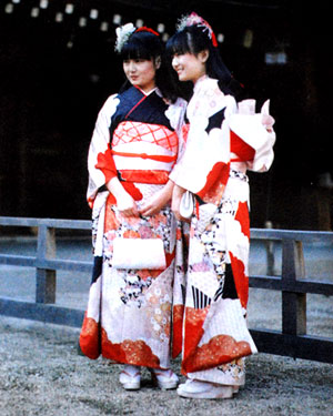 Kimono Giymiş İki Gencin Hatıra Fotoğrafı