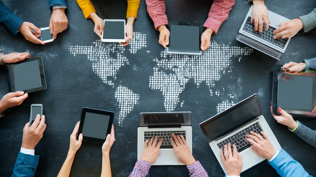 Dünyanın farklı yerlerindeki çeşitli kişiler, akıllı telefon ve tabletlerle hızlı ve güvenilir uluslararası para transferi yaparken, küresel bağlantıyı gösteriyor.